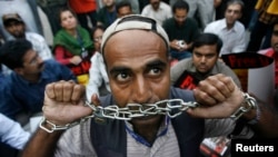 资料照：一名巴基斯坦记者举起了链条封住嘴以示抗议。