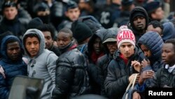 ስደተኞች በፈረንሣይ ስታሊንግራድ ባቡር ጣቢያ አካባቢ 