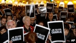人们聚集在德国柏林的勃兰登堡门，举着“我是查理”的标语，声援遭枪击的法国《查理周刊》。（2014年1月7日）