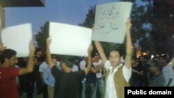 تجمع معترضان به استفاده از عبارت «چماق لری» در برابر مجلس 