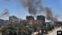 7일 시리아 정부군이 시리아 홈즈 시를 폭격한 후 연기가 피어오르고 있다.