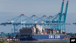10일 미국 버지니아 주 노퍽의 국제 터미널에 화물을 실은 선박이 정박해 있다. 