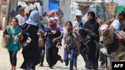 فرار فلسطینی‌ها در جریان بمباران رفح. چهارشنبه ۳۰ خرداد.