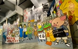 香港支联会八九民运到反送中主题展的大型漫画展板（美国之音/汤惠芸）