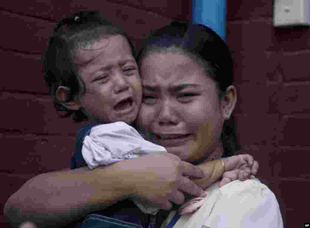 អ្នកស្រី Chit Su Win ប្រពន្ធ​របស់​អ្នក​កាសែត​ Reuters លោក Kyaw Soe Oo យំ​បន្ទាប់ជាមួយកូនស្រី​នៅ​ខាងក្រៅ​តុលាការ​រ៉ង់ហ្គូន​ប្រទេស​មីយ៉ាន់ម៉ា។