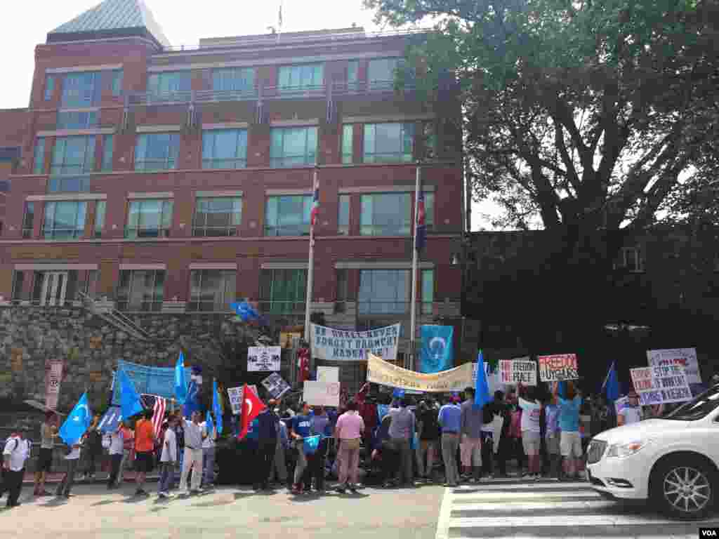 2015年7月12日维吾尔人和支持者在美国首都华盛顿街头游行并聚集在泰国驻美大使馆前抗议泰国把100余名维吾尔人强行递解回中国。（美国之音乌兹别克语组拍摄） &nbsp;