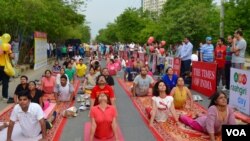 مردم شهر گورگان هند صبح روز یکشنبه در مراسم روز جهانی یوگا شرکت کردند - ۳۱ خرداد ۱۳۹۴