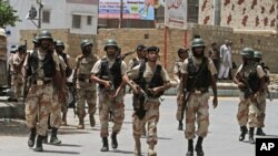 파키스탄 군인들이 지난 10일 무장괴한들의 카라치 공항 공격 뒤 현장을 수색하고 있다(자료화면)