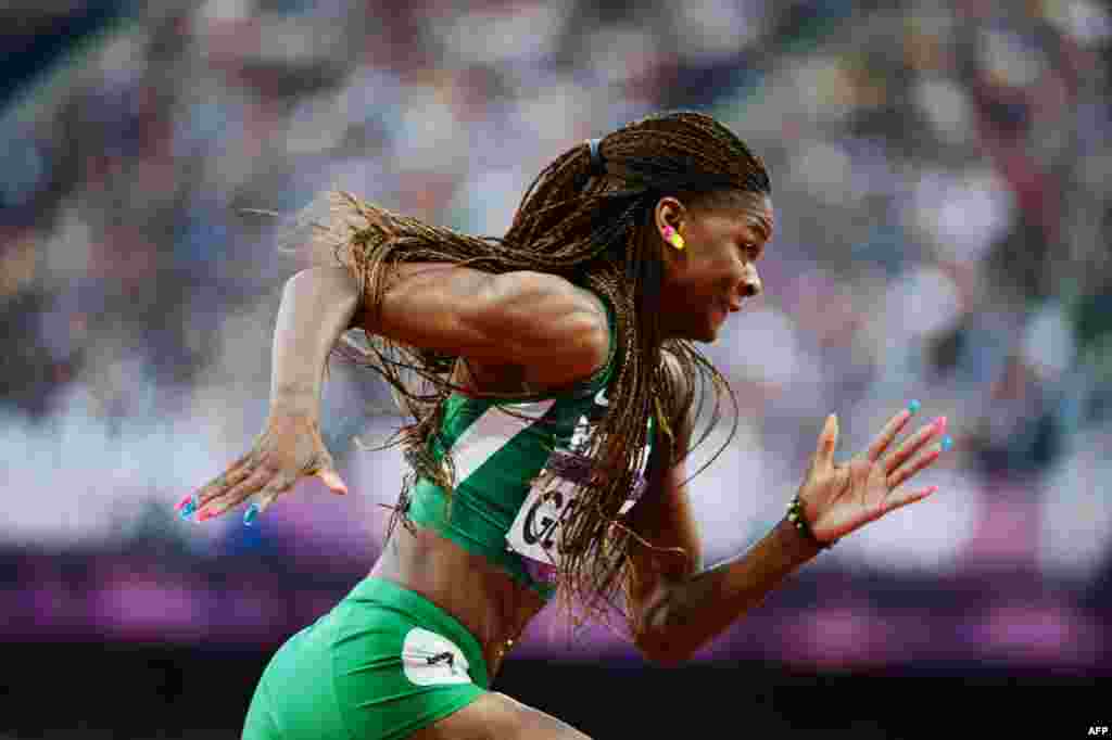 Pelari Nigeria, Regina George, berlomba pada semifinal nomor 400 meter puteri. 
