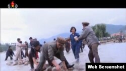 북한 조선중앙TV는 13일 최근 홍수 피해 지역인 함경북도 연사군에서 근로자들이 복구 작업을 벌이는 장면을 보도했다.