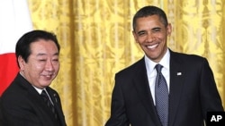 奥巴马总统(右)和日本首相野田佳彦4月30日在白宫举行联合记者会后握手