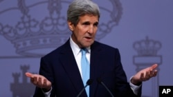 美国国务卿克里10月19日在马德里会见西班牙外相马加略后的记者会上谈话。