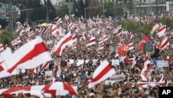 星期天，数以万计的白俄罗斯民众走上明斯克街头，抗议总统大选的结果。