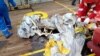 Pekerja PT Pertamina Persero di kapal Prabu milik Pertamina, memeriksa barang-barang yang diyakini dari pesawat Lion Air JT610 yang jatuh, di lepas pantai Kabupaten Karawang, Jawa Barat, 29 Oktober 2018. (Foto: Antara/PT Pertamina via Reuters)