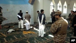 Polisi dan pejabat setempat memeriksa masjid Puli Alam di provinsi Logar, Afghanistan pasca ledakan bom (15/10). Bom yang disembunyikan di microfon mesjid tersebut meledak dan menewaskan Gubernur Afghanistan Arsallah Jamal saat menyampaikan kotbah Idul Adha.