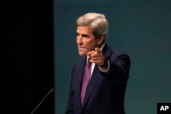 2023年12月6日，美国特使约翰·克里在阿拉伯联合酋长国迪拜举行的COP28峰会新闻发布会上发表讲话。