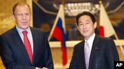 俄罗斯外长拉夫罗夫（左）与日本外交大臣岸田文雄11月1日在东京会晤