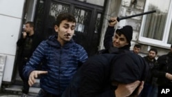 2016年11月5日伊斯坦布尔一名平民和保安人员殴打一名抗议者。