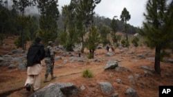 인도 공군이 26일 파키스탄령 카슈미르 발라콧 지역에 있는 테러리스트 캠프에 대한 공습을 단행한 후 파키스탄군이 현장을 방문한고 있다. 