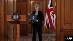 La Première ministre britannique Theresa May se prépare à faire une déclaration à 10 Downing Street à Londres, le 2 avril 2019.