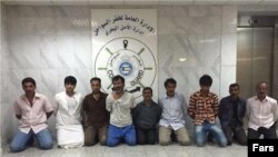 عکس منتشر شده از سوی رسانه های کویتی ۹ نفر را نشان می دهد که ظاهرا دستشان از پشت بسته شده. 