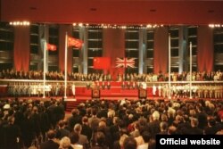 1997-ci ildə Honq Konqu Çinə qaytaranda Britaniya hökuməti ərazidə siyasi-iqtisadi azadlıqların qorunacağına 50 illik təminat almışdı.