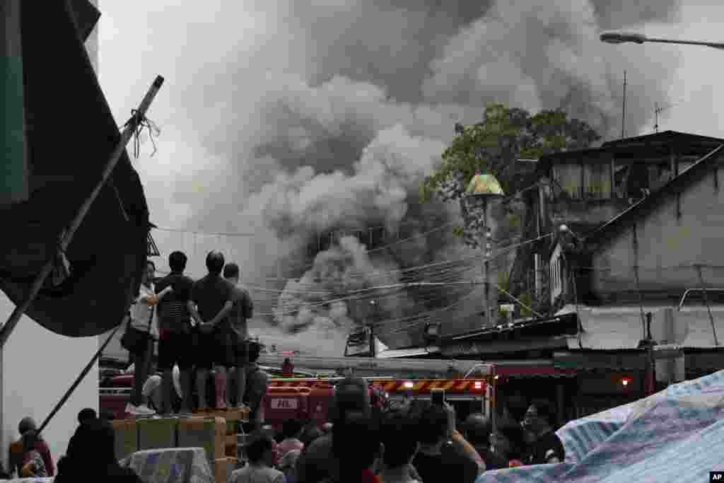 Asap mengepul akibat kebakaran di pasar buah bersejarah &#39;Yau Ma Tei&#39;, yang juga merupakan atraksi wisata di Hong Kong.&nbsp;