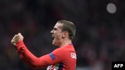 L'attaquant français de l'Atlético Madrid, Antoine Griezmann, jubile à l'issue du match retour de demi-finale de l'Europa League contre Arsenal au stade Wanda Metropolitano, Italie, 3 mai 2018.