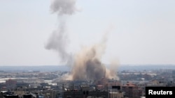 2014年8月8日目击者说是以色列飞机轰炸了加沙南部后升起的浓烟。