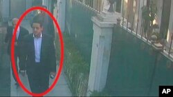 گفته شده که این فرد قبلاً ولیعهد عربستان سعودی را در یک به سفر به ایالات متحده نیز همراهی میکرد