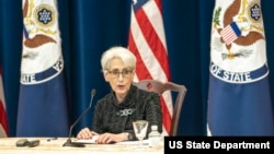 美国副国务卿谢尔曼在国务院举行记者会（2021年11月17日）