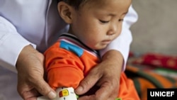 유니세프 직원이 북한 함경남도 함흥의 한 애육원(고아원)에서 남자 어린이의 팔둘레를 측정하고 있다. (자료사진)