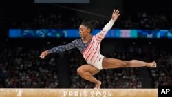 ​ນາງ ຊີ​ມອນ ໄບ​ລ​ສ໌ ທຳ​ການ​ສະ​ແດງ​ໃນ​ປະ​ເພດ​ຄານ​ດຸ່ນ​ດ່ຽວ ໃນ​ກິ​ລາ​ໂອ​ລິມ​ປິກ ປາ​ຣີ 2024, 30 ກໍ​ລະ​ກົດ 2024.