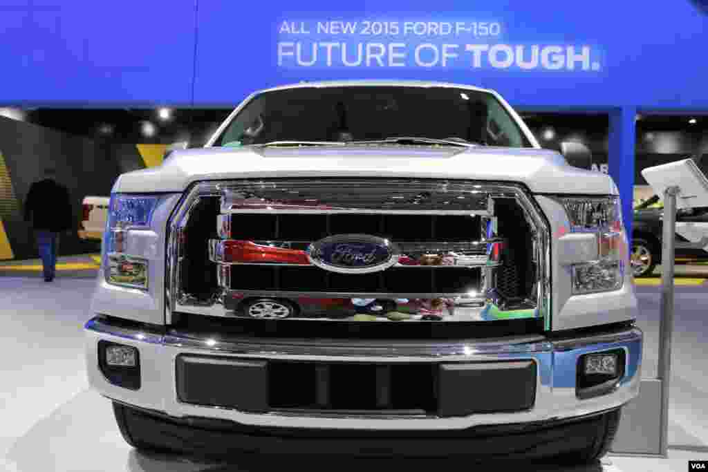 2015 福特 F-150 皮卡霸气正面