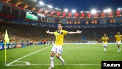 Le Colombien James Rodriguez célèbre son but contre l'Uruguay lors de la coupe du Monde 2014, un match comptant pour les 16eme de finales au Stade Maracana à Rio de Janeiro, le 28 juin. (REUTERS/Kai Pfaffenbach)