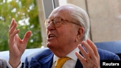 Le président d'honneur du Front national (FN) Jean-Marie Le Pen répond aux questions des journalistes à Marseille, France, 16 octobre 2015.