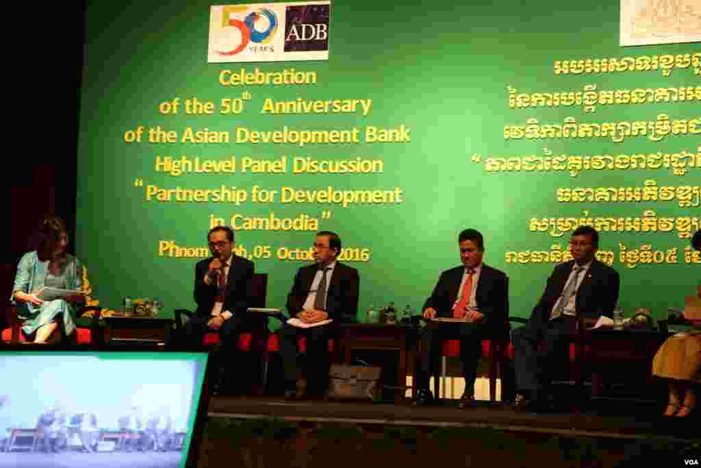 វាគ្មិន​ផ្តល់​ចម្លើយ​និង​ពិភាក្សា​នៅ​ក្នុង​​​វេទិកា​ពិភាក្សា​កម្រិត​ជាន់​ខ្ពស់​និង​ការ​រួម​ចំណែក​របស់ ADB​ ក្នុង​ការ​អភិវឌ្ឍន៍​សង្គម​និង​សេដ្ឋកិច្ច​កម្ពុជា​ បញ្ហា​ប្រឈម​និង​កិច្ច​សហ​ប្រតិបត្តិការ​ដើម្បី​ការអភិវឌ្ឍន៍​កម្ពុជា​នាពេល​អនាគត​នៅ​សណ្ឋាគារ​សូហ្វ៊ីតែល​ភ្នំពេញ​ភូគីត្រា កាល​ពី​ថ្ងៃ​ទី ០៥ តុលា ២០១៦។ (ទុំ ម្លិះ/VOA)