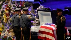 Colegas del oficial de la policía de Dallas, Texas, Lorne Ahrens le rinden tributo durante el funeral del agente en la Iglesia Bautista Prestonwood in Plano, Texas. 