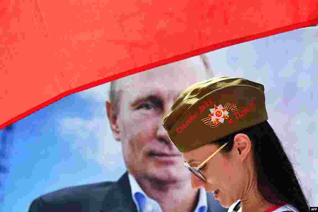 បាតុករ​គាំទ្រ​លោក​ពូទីន​ម្នាក់​កំពុង​ធ្វើបាតុកម្ម​បី​ខាងមុខ​វិមាន​ប្រធានាធិបតី​ក្នុង​ទីក្រុង​ Vienna Hofbur ប្រទេស​អូទ្រីស​ មុន​នឹង​ទស្សនកិច្ច​របស់​ប្រធានាធីបតី​រុស្ស៊ី​​ ក្នុង​ប្រទេស​នេះ។