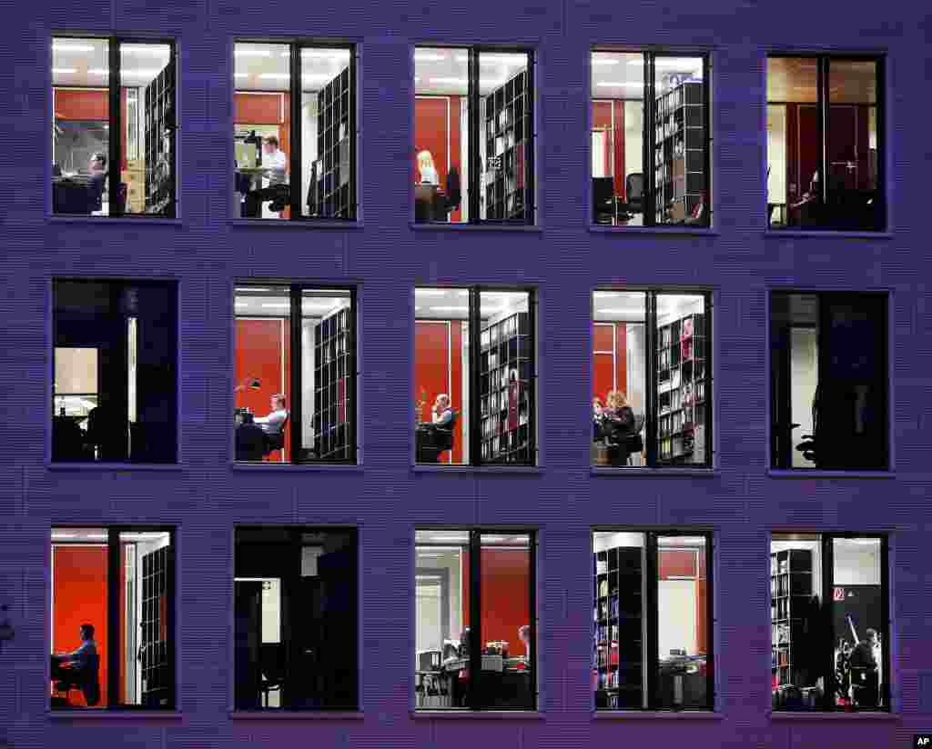 បុគ្គលិក​ធ្វើការ​នៅ​ក្នុង​ការិយាល័យ​មេធាវី​ល្បីឈ្មោះ​ម្នាក់​នៅ​ក្រុង Frankfurt ប្រទេស​អាល្លឺម៉ង់។&nbsp;