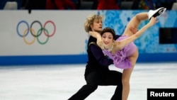 美国的戴维斯与怀特的冰上双人舞荣获索契冬奥会金牌