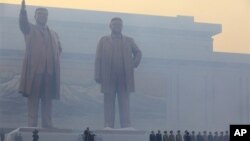 지난 4월 평양 만수대 언덕에서 열린 김일성, 김정일 부자 동상 제막식.