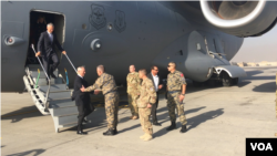 Jim Mattis et Jens Stoltenberg à leur arrivée à Kaboul, en Afghanistan, le 27 septembre 2017. (W. Gallo/VOA)