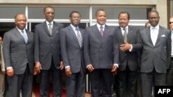 De gauche à droite, les présidents Ali Bongo Ondimba du Gabon, Idriss Deby Itno du Tchad, Teodoro Obiang Nguema de Guinée équatoriale, Denis Sassou Nguesso du Congo, Paul Biya du Cameroun, François Bozize de la Centrafrique à Brazzaville, le 25 juillet 2012.