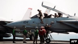 Një foto nga arkivi i tetorit 2001 tregon pilotët e skuadronit të parë sulmues amerikan pas kryerjes së një misioni në Afganistan