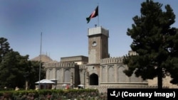 ارگ ریاست جمهوری بر فرمانی که در مورد ممنوعیت فعالیت سیاسی کارمندان عدلی و قضایی و امنیتی و دفاعی صادر شده بود تاکید میکند.