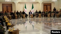 根据新的叙利亚当局发布的照片和声明，叙利亚事实上的领导人艾哈迈德·沙拉在大马士革与各武装派系首领开会，达成解散所有武装团体并将其整编入国防部的协议。(2024年12月24日)