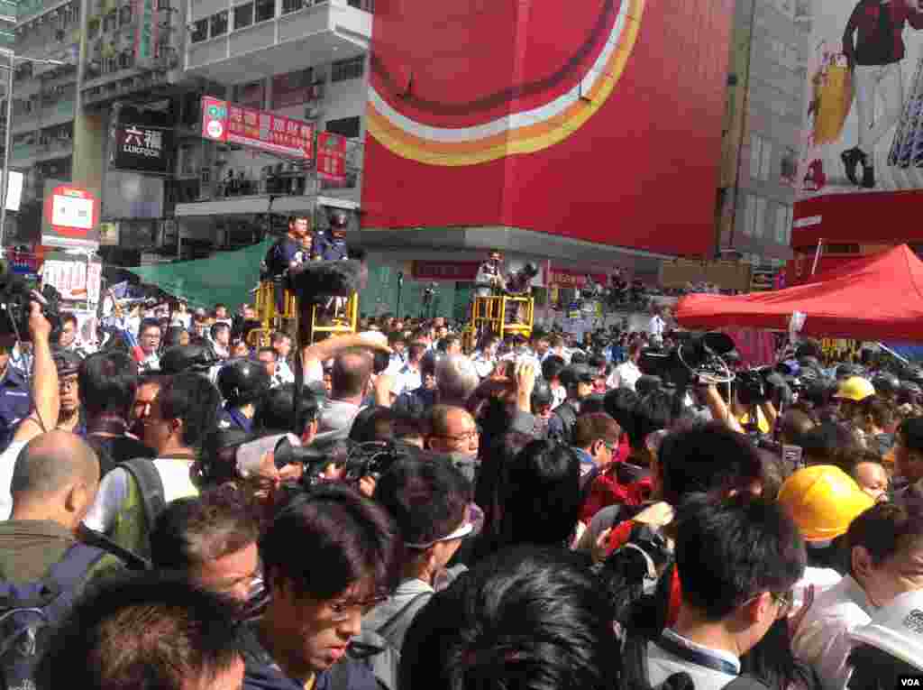 香港警方星期三上午展开强行清场行动（美国之音海彦 拍摄)。