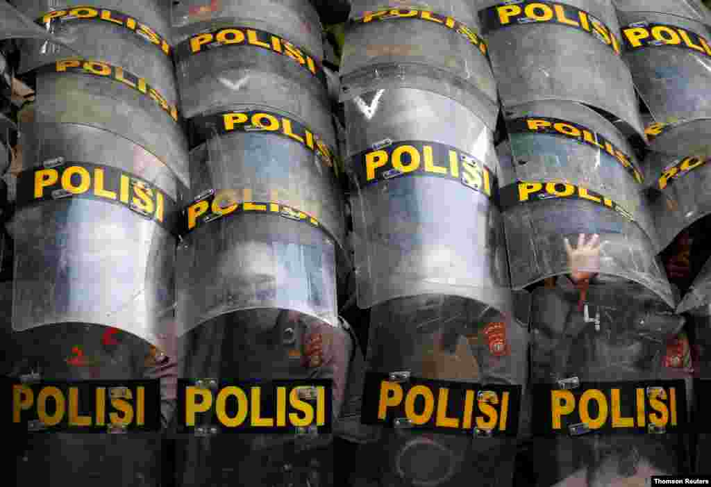 인도네시아 자카르타에서 노동법 개혁 반대 시위가 계속되는 가운데 경찰이 시위대와의 충돌에 대비해 보호대로 막고 있다. 