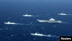 中国的辽宁号航母及其舰队在南中国海海域进行演习(2016年12月)
